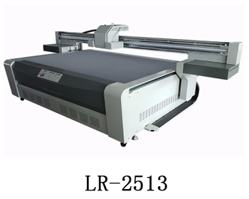 LR-2513通常我們也稱為萬能打印機(jī)，他是根據(jù)國際標(biāo)準(zhǔn)尺寸而來，加上這種uv機(jī)器不收材質(zhì)約束，差不多什么都可以打印，通常我們也稱之為萬能打印機(jī)